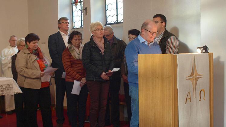 Die Pfarrgemeinderatsvorsitzenden der neun Pfarreien, Kuratien und Filialen trugen die Fürbitten vor.  Foto: Susanne Deuerling