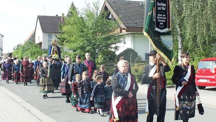 Das Besonderes an der Prozession zu Maria Schnee ist, dass die Teilnehmer Tracht tragen. Foto: Manfred Welker