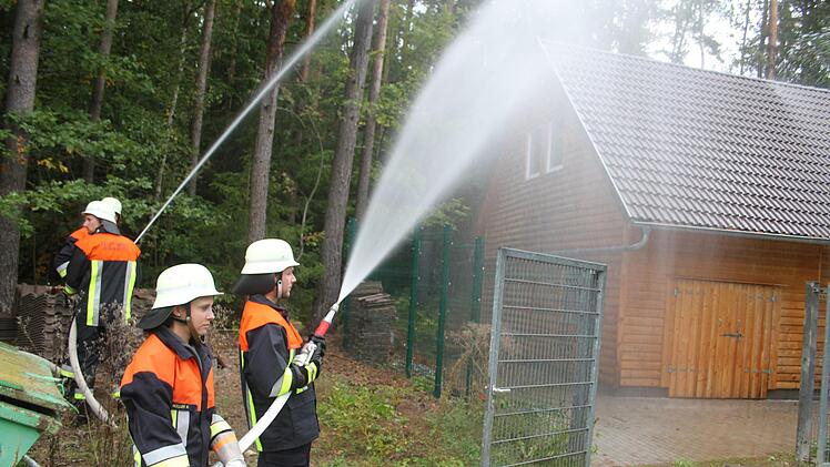 Die Feuerwehren hatten den Brand schnell im Griff, verhinderten ein Übergreifen der Flammen auf den angrenzenden Wald.Sonny Adam