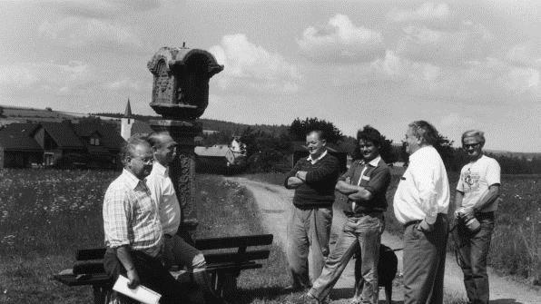 Mitglieder vom Frankenwaldverein, Ortsgruppe Nurn, bei einer Besichtigung der schräg stehenden und renovierungsbedürftigen Marter Roland Graf