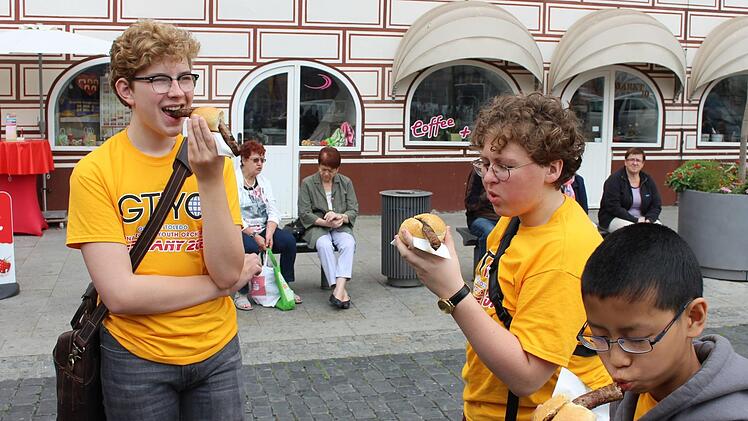 "Schmeckt gut!" urteilten diese Schüler aus Toledo auf Deutsch über ihre Willkommensbratwurst auf dem Coburger Marktplatz.Foto: Ulrike Nauer