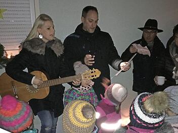 Die Familie Hammer gestaltete ein Adventsfenster, wobei ein Spendenbeitrag von 573 Euro f&uuml;r Milah aus Geh&uuml;lz zusammenkam. Foto: privat