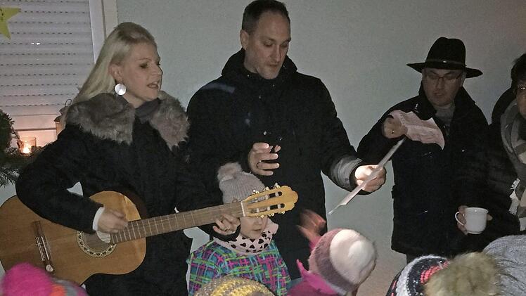 Die Familie Hammer gestaltete ein Adventsfenster, wobei ein Spendenbeitrag von 573 Euro f&uuml;r Milah aus Geh&uuml;lz zusammenkam. Foto: privat