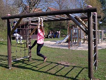 Die "Bürgerinitiative Leimersfeld" (im Hintergrund) setzt sich dafür ein, dass der Spielplatz in der Dalherdaer Straße, auf dem die Gemeinde das neue Kindergartengebäude errichten will, wie bisher bestehen bleibt.  Foto: Stephanie Elm