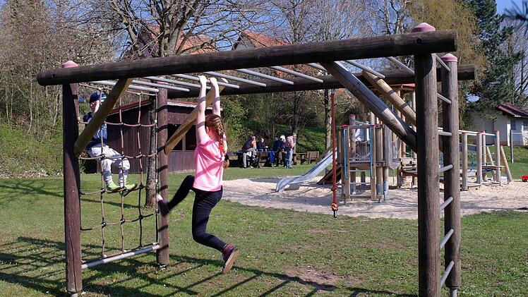 Die "Bürgerinitiative Leimersfeld" (im Hintergrund) setzt sich dafür ein, dass der Spielplatz in der Dalherdaer Straße, auf dem die Gemeinde das neue Kindergartengebäude errichten will, wie bisher bestehen bleibt.  Foto: Stephanie Elm