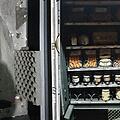 Der Böller wurde in den Ausgabeschacht (linkes Bild) geworfen und richtete einen großen Schaden im Automaten an. Fotos: privat