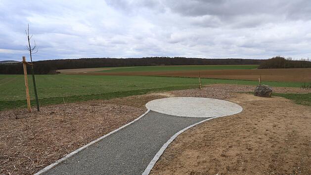 Zentral aber (noch) unspektakulär: Der neue Mittelpunkt der EU liegt in mitten eines Gadheimer Ackers. Markiert wird er durch einen gepflasterten Kreis. Foto: Karl-Josef Hildenbrand/dpa