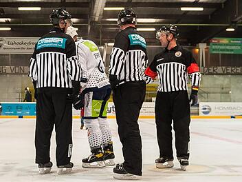 Vier statt drei Schiedsrichter standen beim Eishockey-Oberliga-Spiel zwischen Weiden und Höchstadt auf dem Eis. Foto: Andreas Klupp