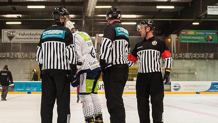 Vier statt drei Schiedsrichter standen beim Eishockey-Oberliga-Spiel zwischen Weiden und Höchstadt auf dem Eis. Foto: Andreas Klupp