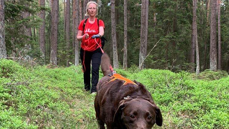 Alexandra Schulte mit ihrem Labrador Chen-Po beim Training.privat
