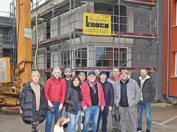 Paula Weingarth (Vierte v.l.) und Horst Ludwig Weingarth (Sechster v.l.) freuten sich mit den Mitarbeitern der Weingarth-Stiftung und der am Bau beteiligten Firmen und Einzelpersonen &uuml;ber das Richtfest am Schaudepot in R&ouml;dental.