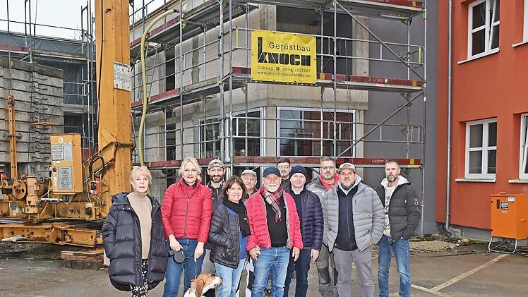 Paula Weingarth (Vierte v.l.) und Horst Ludwig Weingarth (Sechster v.l.) freuten sich mit den Mitarbeitern der Weingarth-Stiftung und der am Bau beteiligten Firmen und Einzelpersonen &uuml;ber das Richtfest am Schaudepot in R&ouml;dental.