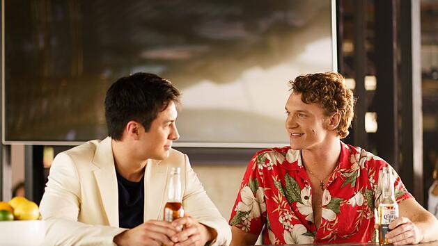 Auf dem Eis sind sie Konkurrenten, aber hinter verschlossenen T&uuml;ren kommen Shane Hollander (Hudson Williams, links) und Ilya Rozanov (Connor Storrie) sich bald n&auml;her.