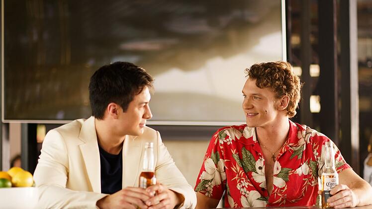 Auf dem Eis sind sie Konkurrenten, aber hinter verschlossenen T&uuml;ren kommen Shane Hollander (Hudson Williams, links) und Ilya Rozanov (Connor Storrie) sich bald n&auml;her.