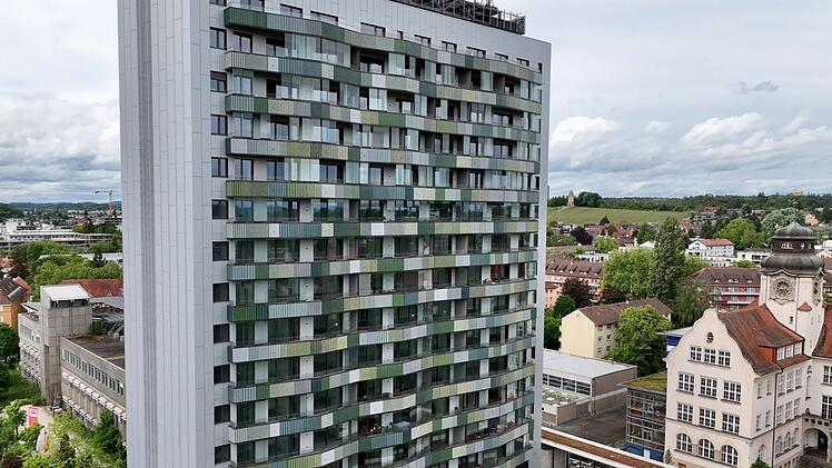 In Konstanz entstanden in einem ehemaligen Post-Hochhaus 98 neue Wohnungen.