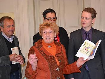 Roswita Friedrich präsentiert ihr neues Buch über die Bad Rodacher Heimatgeschichte. Foto: Gabi Bertram