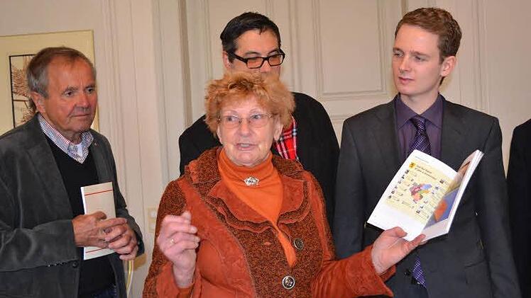 Roswita Friedrich präsentiert ihr neues Buch über die Bad Rodacher Heimatgeschichte. Foto: Gabi Bertram