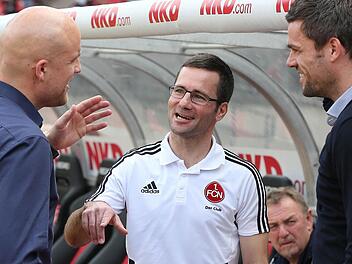 Symbolfoto: Der Nürnberger Chef-Trainer Michael Wiesinger (M) unterhält sich mit dem Fürther Leiter Lizenzbereich Martin Meichelbeck (r) und dem Sportlichen Leiter Rouven Schröder vor Spielbeginn. Foto: Daniel Karmann/dpa
