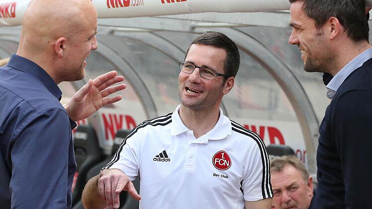 Symbolfoto: Der Nürnberger Chef-Trainer Michael Wiesinger (M) unterhält sich mit dem Fürther Leiter Lizenzbereich Martin Meichelbeck (r) und dem Sportlichen Leiter Rouven Schröder vor Spielbeginn. Foto: Daniel Karmann/dpa