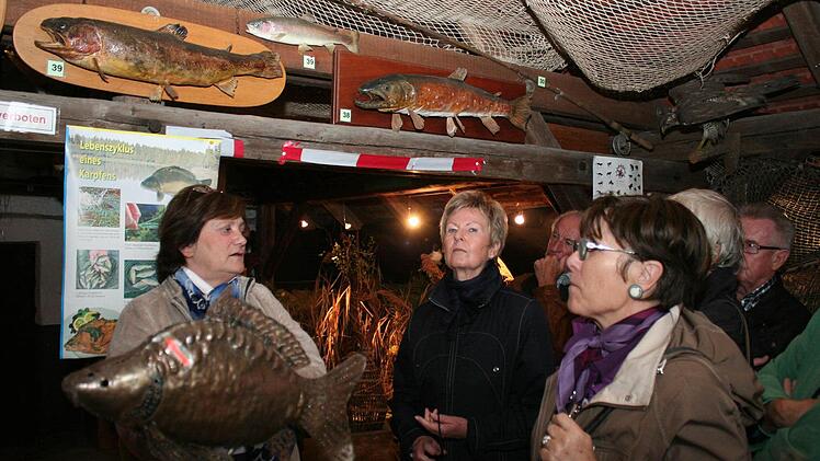 Führung durchs Fischereimuseum in Neuhaus mit Ingrid Niestroj (links)