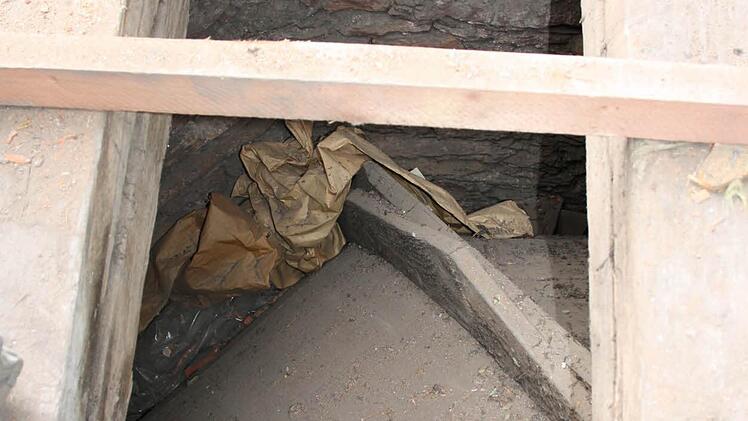 ...war vom Dachstuhl aus zum Teil mit Schutt hinterfüllt. Fotos: Ralf Ruppert