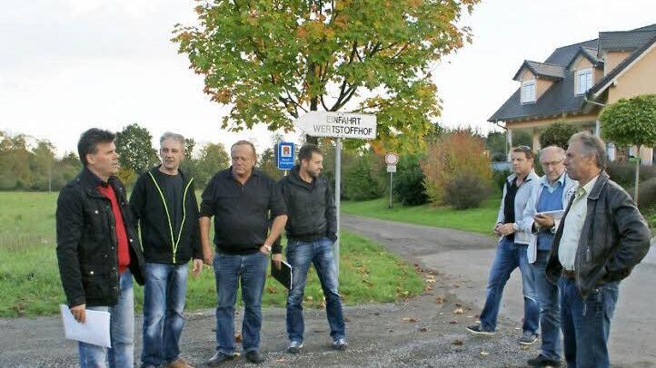 Am Oberauracher Wertstoffhof kommt es immer wieder zu Staus. Die Gemeinde wird deshalb im Frühjahr den Wertstoffhof erweitern, das beschloss der Bauausschuss am Dienstag vor Ort. Foto: sw