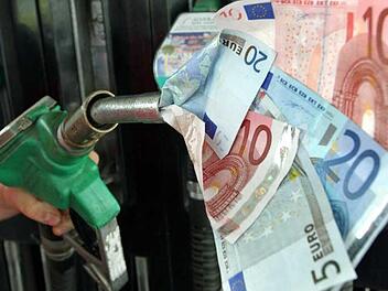 Die Benzin-Bettler geben an, mit ihrem Auto liegen geblieben zu sein und deswegen Geld für eine Tankfüllung benötigen. Symbolbild: Patrick Pleul dpa/lbn