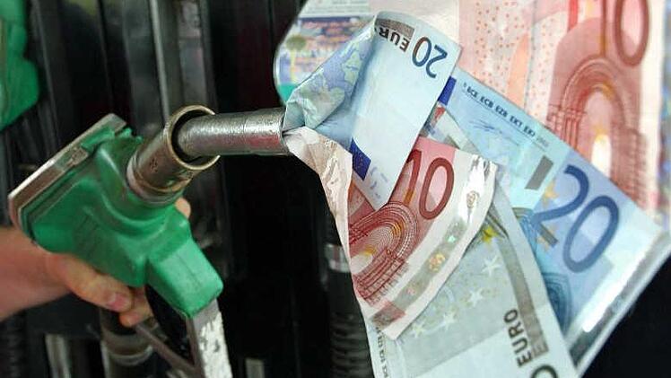 Die Benzin-Bettler geben an, mit ihrem Auto liegen geblieben zu sein und deswegen Geld für eine Tankfüllung benötigen. Symbolbild: Patrick Pleul dpa/lbn