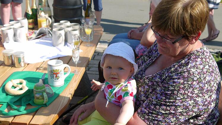 Mit einem Umtrunk haben die Bürger von Lahm und Pülsdorf ihre Bronzemedaille im Wettbewerb "Unser Dorf hat Zukunft, unser Dorf soll schöner werden" gefeiert. Foto: Berthold Köhler