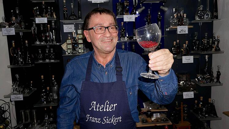 Freilich hatte auch Franz Sickert sein Atelier geöffnet, wo das Hammelburger Knickglas der nachgefragte Renner bei den Touristen ist. Foto: Gerd Schaar