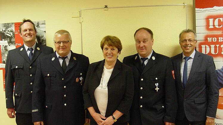 Ehrungen gab es beim Florianstag für Bad Brückenauer Feuerwehrleute (von links): Kommandant Michael Krug, Willi Wiesner, Bürgermeisterin Brigitte Meyerdierks, Matthias Heil und der stellvertretende Landrat Emil Müller. Foto: Brigitta Kempe-Wolf