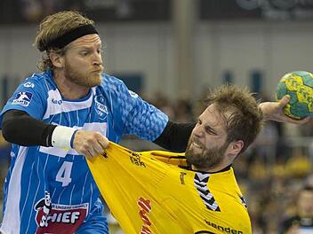 Ausgerechnet der Ex-Coburger Felix Lobedank (links) hindert Nico Büdel am Torwurf. Mittwochabend soll dem ersten Heimsieg des HSC 2000 Coburg in der 1. Bundesliga aber nichts und niemand im Weg stehen. Die Spieler haben sich viel vorgenommen und wollen gegen Berlin für eine Überraschung sorgen. Foto: Uwe Gick