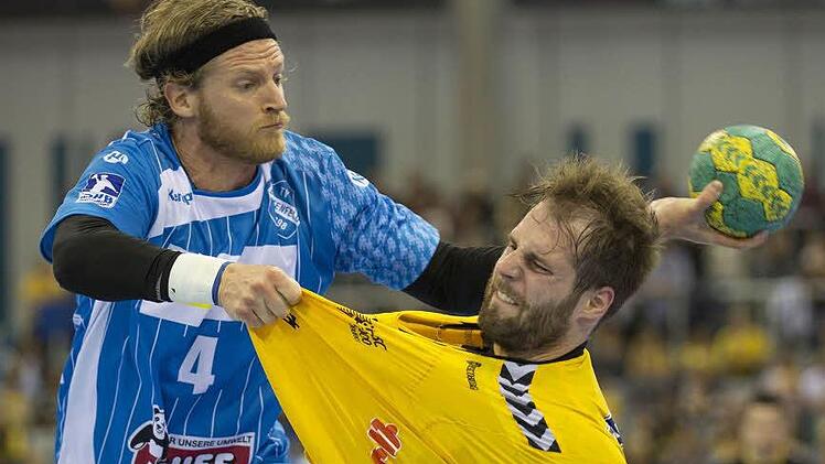 Ausgerechnet der Ex-Coburger Felix Lobedank (links) hindert Nico Büdel am Torwurf. Mittwochabend soll dem ersten Heimsieg des HSC 2000 Coburg in der 1. Bundesliga aber nichts und niemand im Weg stehen. Die Spieler haben sich viel vorgenommen und wollen gegen Berlin für eine Überraschung sorgen. Foto: Uwe Gick