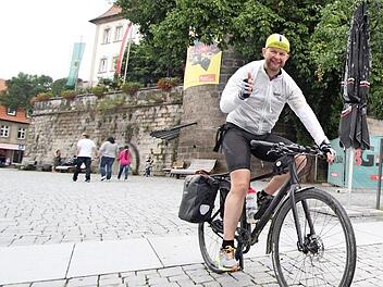 Mit 440 Rad-Kilometern in den Beinen kam Alexander Kallasch am Donnerstag nach drei Tagen Fahrt in Kronach an. Foto: Marian Hamacher