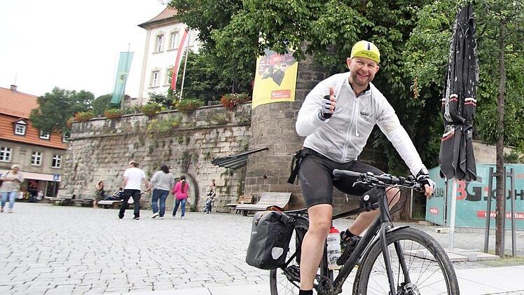 Mit 440 Rad-Kilometern in den Beinen kam Alexander Kallasch am Donnerstag nach drei Tagen Fahrt in Kronach an. Foto: Marian Hamacher