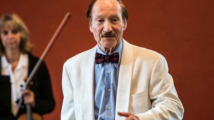 Der in Coburg aufgewachsene Cellist gestaltete ein Konzert zu seinem 80. Geburtstag im Haus Contakt. Dabei trat er als Solist gemeinsam mit dem Pianisten Hans-Dieter Bauer auf und dirigierte zudem das Collegium musicum, dessen Gründungsmitglied er 1953 war. Foto: Jochen Berger