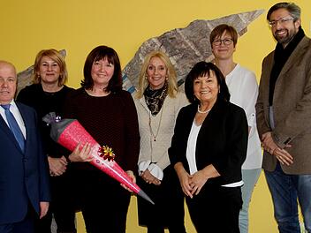 Schulverbandsvorsitzender Karl-Heinz Kandler (von links), Schulrätin Susanne Vodde, Rektorin Claudia Gigglberger, Schulamtsdirektorin Claudia Schmidt, Gertrud Bühl, Simone Räth und Personalratsvorsitzender Matthias Weinberger bei der Einführung der neuen Rektorin der Grundschule KirchlauterGünther Geiling