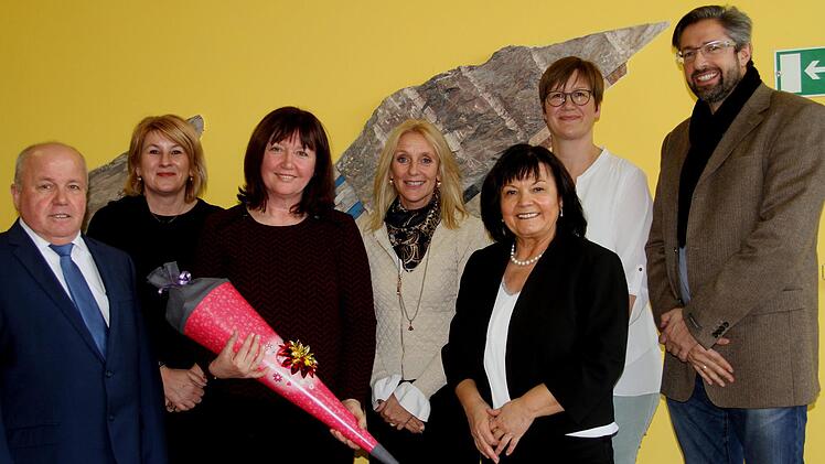 Schulverbandsvorsitzender Karl-Heinz Kandler (von links), Schulrätin Susanne Vodde, Rektorin Claudia Gigglberger, Schulamtsdirektorin Claudia Schmidt, Gertrud Bühl, Simone Räth und Personalratsvorsitzender Matthias Weinberger bei der Einführung der neuen Rektorin der Grundschule KirchlauterGünther Geiling