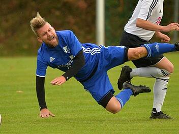Spielertrainer Manuel Kilger ist mit der SpVgg Zeckern drauf und dran, die Tabellenf&uuml;hrung zu &uuml;bernehmen. Der Saisonendspurt k&ouml;nnte f&uuml;r die personell auf Kante gen&auml;hte Mannschaft aber noch schmerzhaft werden. Foto: Picturedreams/Archiv