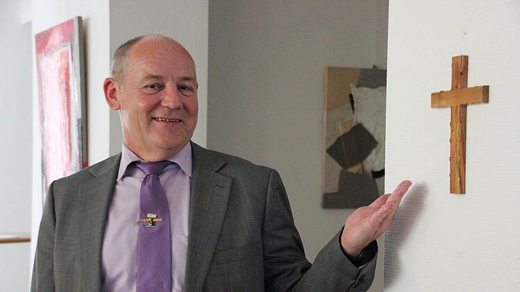 Das Finanzamt hat  zwei Kreuze gekauft. Hier präsentiert Amtschef Günter Wolkersdorfer das Modell, das im  Servicecenter hängt.