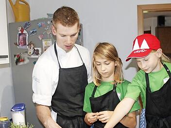 Profikoch Marcus Beran kochte mit Kindern.  Foto: Carina Kolb