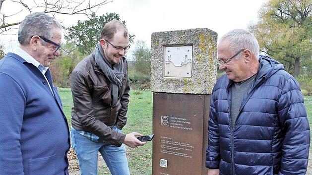 Holger Höhnlein (Mitte) vom Kirchenvorstand Mühlhausen mit Pater Gabriel Ramos Valiente (links) und Richard Simmet (rechts) von der katholischen Pfarrgemeinde Wachenroth testen an einer Stele des Bibelwegs den Zugang ins Internet. Fotos: Evi Seeger