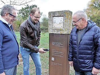 Holger H&ouml;hnlein (Mitte) vom Kirchenvorstand M&uuml;hlhausen mit Pater Gabriel Ramos Valiente (links) und Richard Simmet (rechts) von der katholischen Pfarrgemeinde Wachenroth testen an einer Stele des Bibelwegs den Zugang ins Internet. Fotos: Evi Seeger
