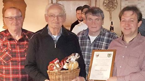Der Ha&szlig;bergverein hat ein Ehrenmitglied ernannt. Im Bild von links: Zweiter Vorsitzender Hugo Dietz, Ehrenmitglied Georg Prinzbach, Ortssprecher Wolfgang Heppt und Vorsitzender Ralf Hofmann  Foto: Sven Kaps