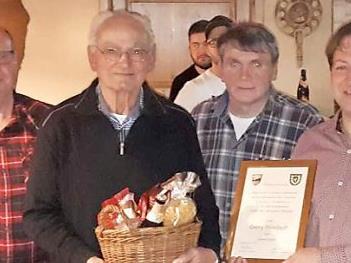 Der Ha&szlig;bergverein hat ein Ehrenmitglied ernannt. Im Bild von links: Zweiter Vorsitzender Hugo Dietz, Ehrenmitglied Georg Prinzbach, Ortssprecher Wolfgang Heppt und Vorsitzender Ralf Hofmann  Foto: Sven Kaps