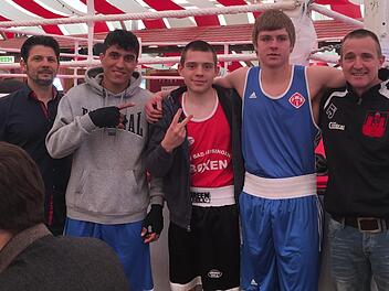 Unser Bild  zeigt die TSV-Boxer um (von links) Florian Kraus (Betreuer), Mohammad Shadab, Florian Säwert, Kai Friedensohn und Guido Haban (Betreuer) beim Kampf in Würzburg. Karl-Heinz Wolfstätter