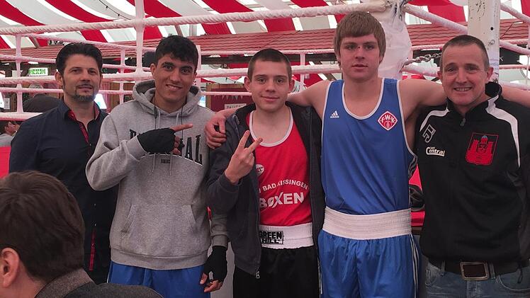 Unser Bild  zeigt die TSV-Boxer um (von links) Florian Kraus (Betreuer), Mohammad Shadab, Florian Säwert, Kai Friedensohn und Guido Haban (Betreuer) beim Kampf in Würzburg. Karl-Heinz Wolfstätter