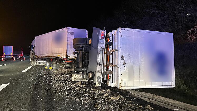 Sattelzug gerät ins Schleudern: Anhänger kippt auf der A9 um