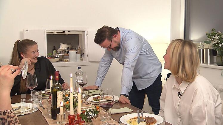 Nach dem Essen bekommt Robert pl&ouml;tzlich einen Krampf und muss sich dehnen.