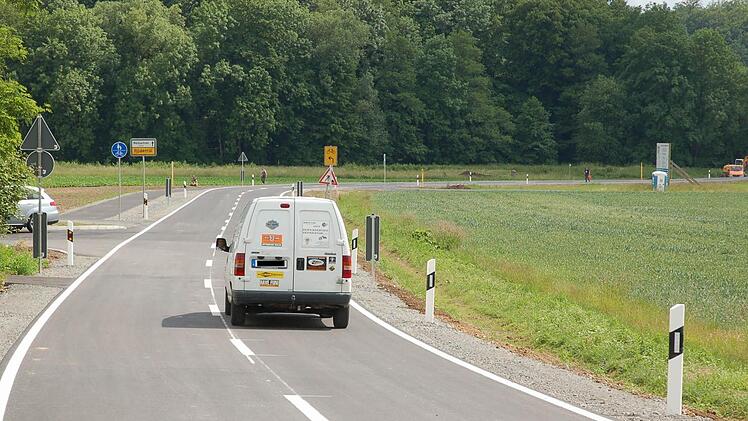 Ein ganz neuer Anblick: die Straße von Oeslau nach Waldsachsen ohne die Allee, die dem Ausbau weichen musste.